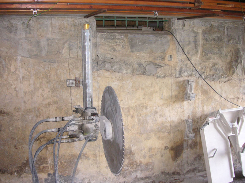 Sciage pour ouverture Châtel dans la pierre